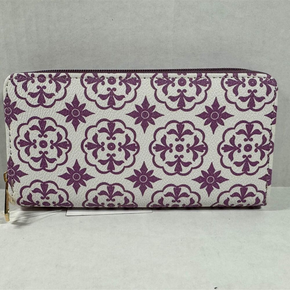 Lavender Single Zip Wallet NEW NWT